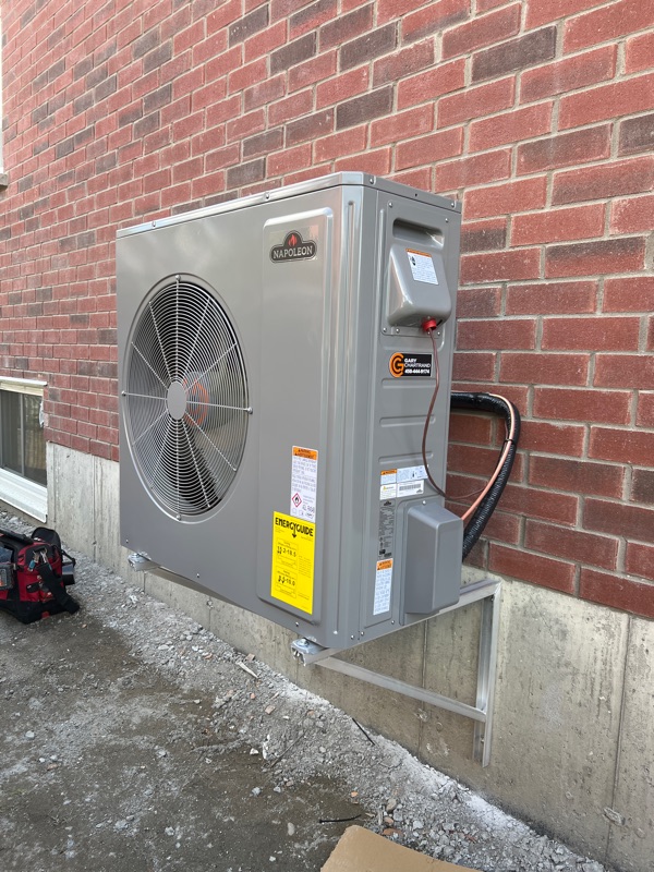 Thermopompe centrale Napoleon -30 R454B installée à Brossard