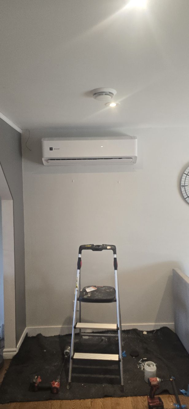 Thermopompe murale Sharp 18000 BTU dans un salon à Brossard