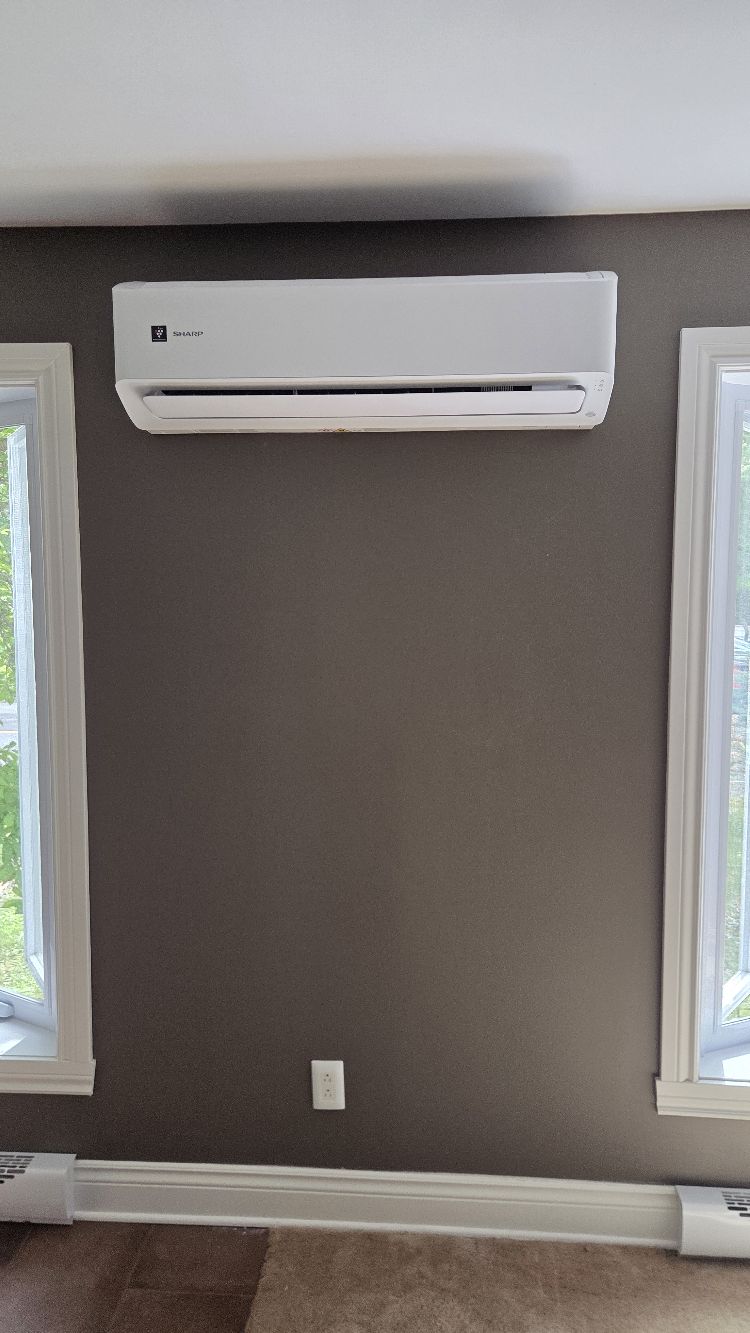 Thermopompe murale Sharp CU1 18000 BTU installée dans un salon à Candiac
