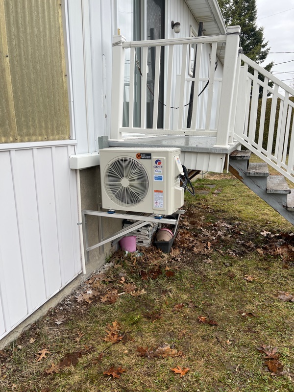 Unité extérieure Gree Charmo R32 installée en remplacement d’une thermopompe dans un bungalow à Saint-Constant