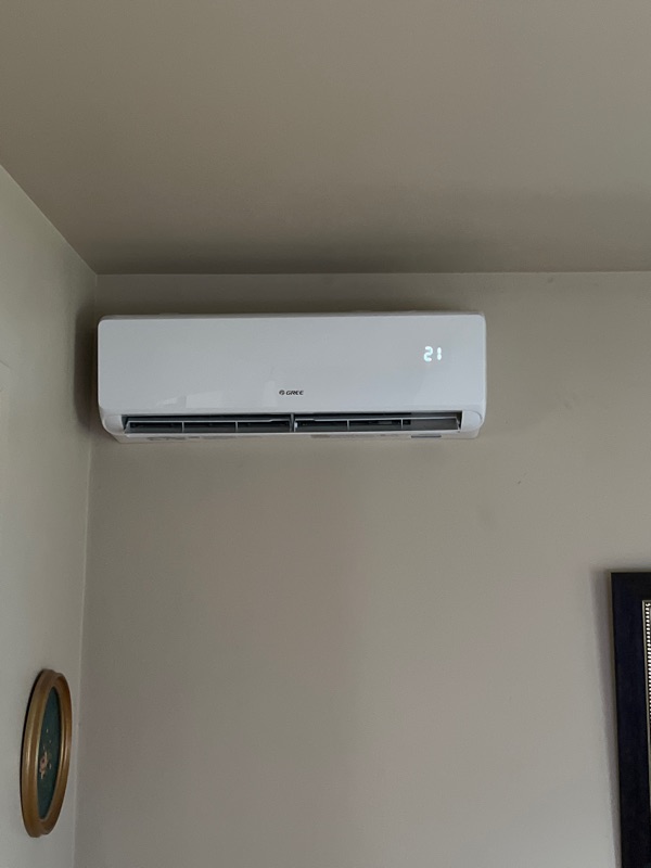 Thermopompe murale Gree Charmo R32 installée dans un bungalow à Saint-Constant